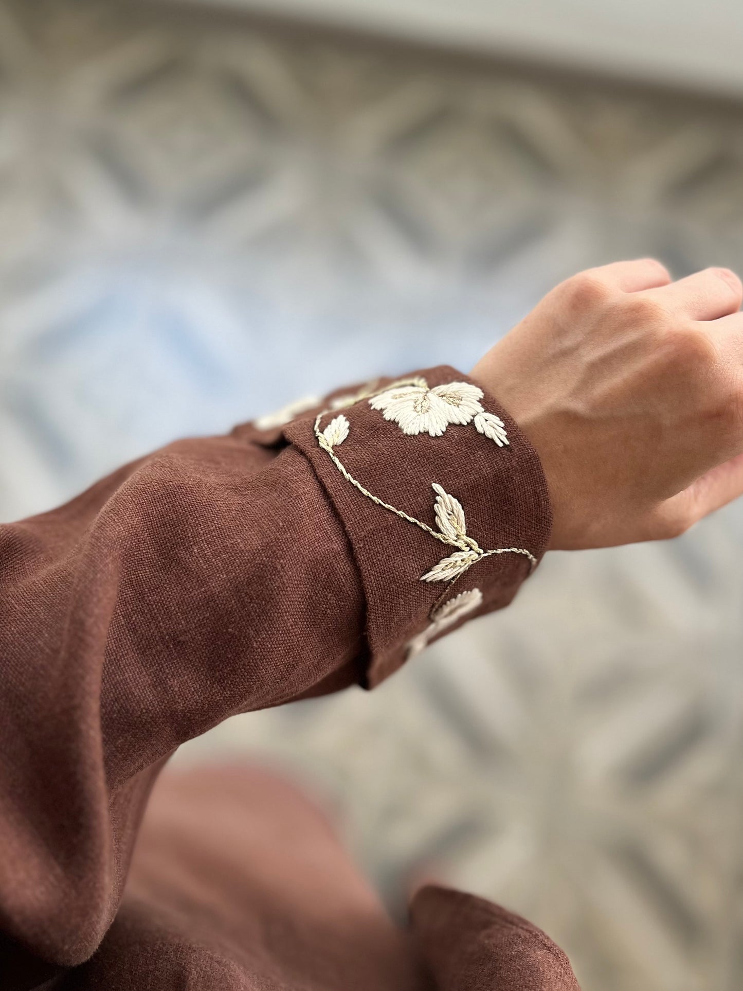 Kahverengi Nakışlı Keten Kaftan